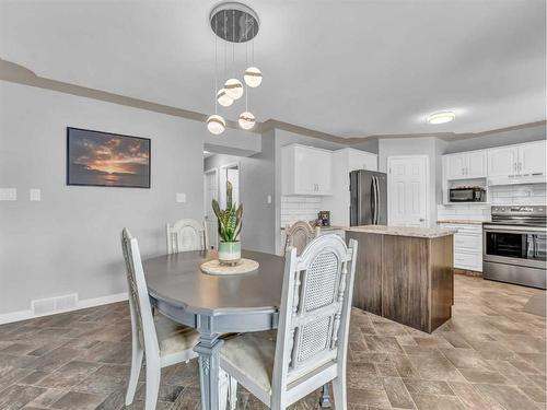 15 Storrs Crescent Se, Medicine Hat, AB - Indoor Photo Showing Dining Room