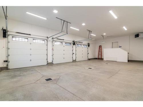 34 Dunes Link, Desert Blume, AB - Indoor Photo Showing Garage