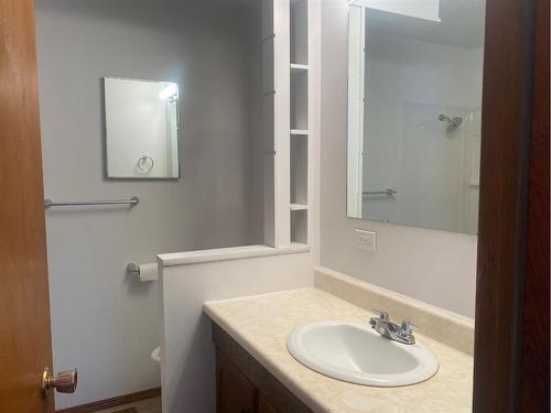 1044 College Drive Se, Medicine Hat, AB - Indoor Photo Showing Bathroom