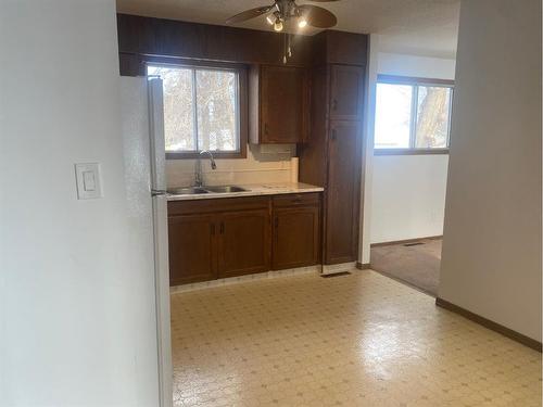 1044 College Drive Se, Medicine Hat, AB - Indoor Photo Showing Kitchen With Double Sink