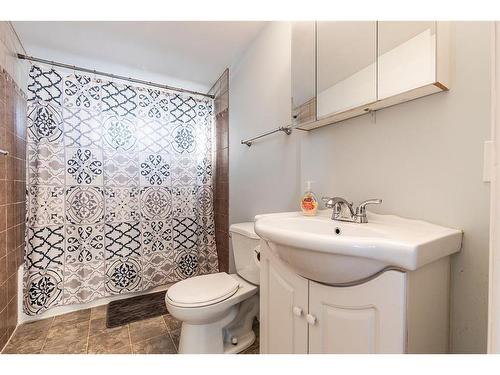 410 1 Street Se, Redcliff, AB - Indoor Photo Showing Bathroom