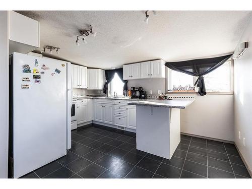 410 1 Street Se, Redcliff, AB - Indoor Photo Showing Kitchen