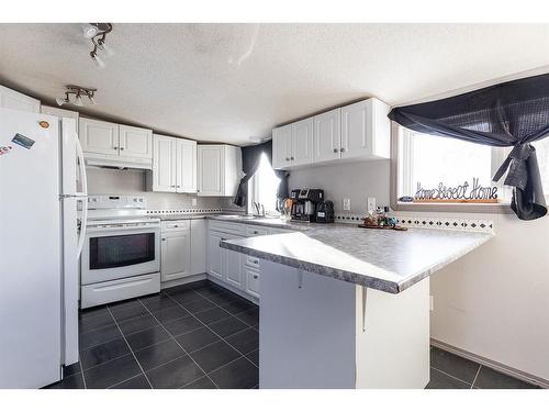 410 1 Street Se, Redcliff, AB - Indoor Photo Showing Kitchen