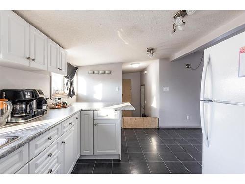 410 1 Street Se, Redcliff, AB - Indoor Photo Showing Kitchen