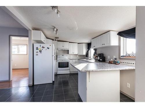 410 1 Street Se, Redcliff, AB - Indoor Photo Showing Kitchen