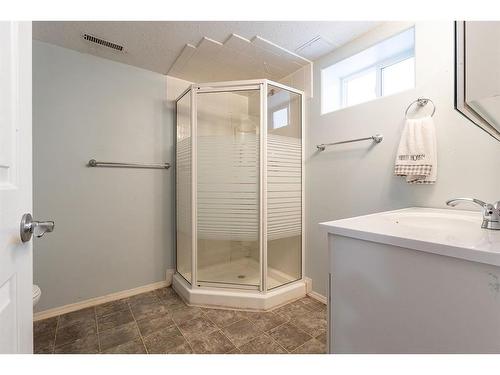 410 1 Street Se, Redcliff, AB - Indoor Photo Showing Bathroom