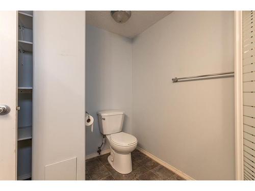 410 1 Street Se, Redcliff, AB - Indoor Photo Showing Bathroom