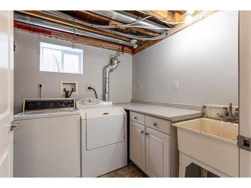 410 1 Street Se, Redcliff, AB - Indoor Photo Showing Laundry Room