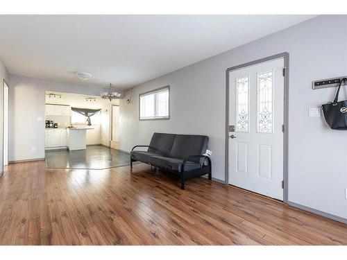 410 1 Street Se, Redcliff, AB - Indoor Photo Showing Living Room