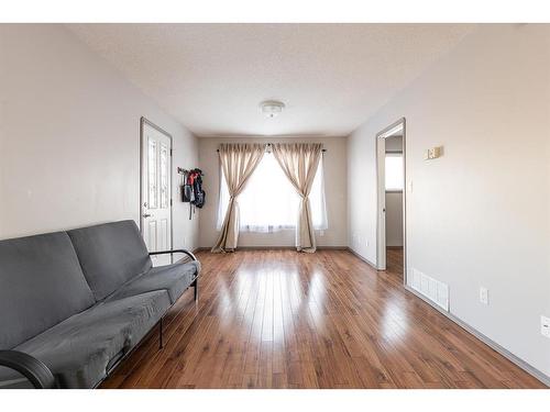 410 1 Street Se, Redcliff, AB - Indoor Photo Showing Living Room