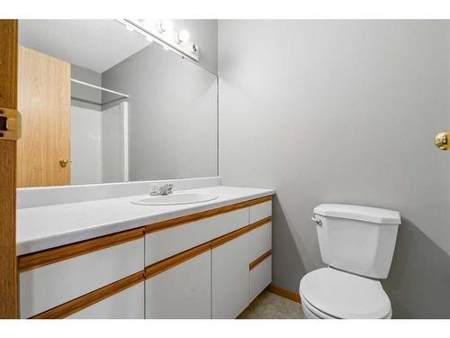 527 Main Street South, Redcliff, AB - Indoor Photo Showing Bathroom