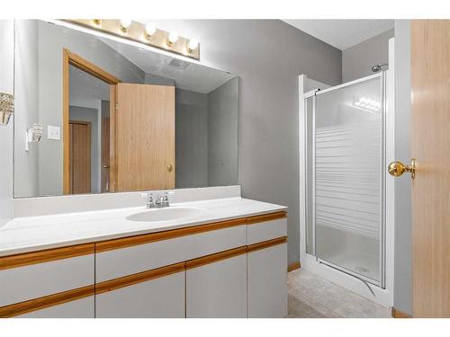 527 Main Street South, Redcliff, AB - Indoor Photo Showing Bathroom