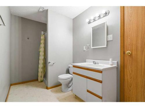 527 Main Street South, Redcliff, AB - Indoor Photo Showing Bathroom