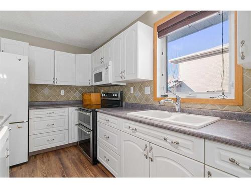 527 Main Street South, Redcliff, AB - Indoor Photo Showing Kitchen With Double Sink