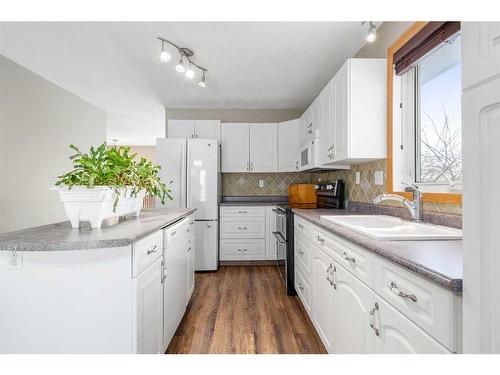 527 Main Street South, Redcliff, AB - Indoor Photo Showing Kitchen