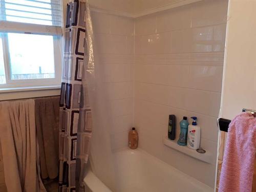 50 7 Street Nw, Medicine Hat, AB - Indoor Photo Showing Bathroom