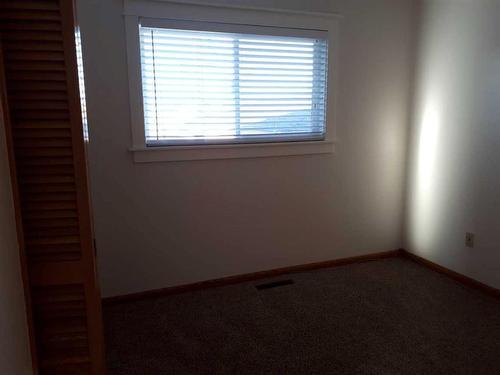 50 7 Street Nw, Medicine Hat, AB - Indoor Photo Showing Other Room