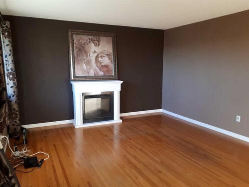 50 7 Street Nw, Medicine Hat, AB - Indoor With Fireplace