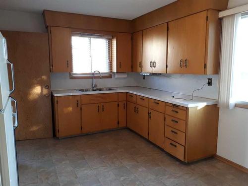 50 7 Street Nw, Medicine Hat, AB - Indoor Photo Showing Kitchen With Double Sink