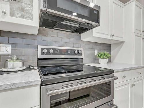 55 Saamis Close Sw, Medicine Hat, AB - Indoor Photo Showing Kitchen