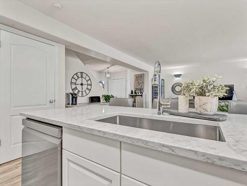 55 Saamis Close Sw, Medicine Hat, AB - Indoor Photo Showing Kitchen