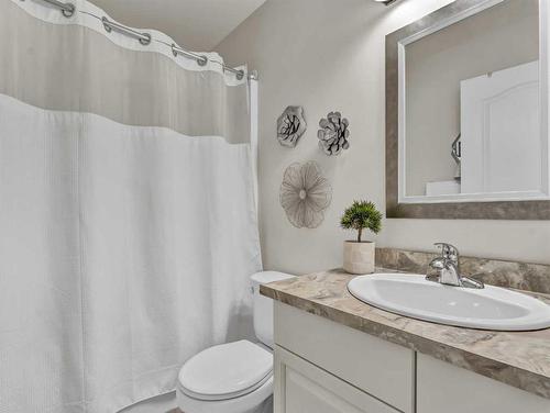 55 Saamis Close Sw, Medicine Hat, AB - Indoor Photo Showing Bathroom