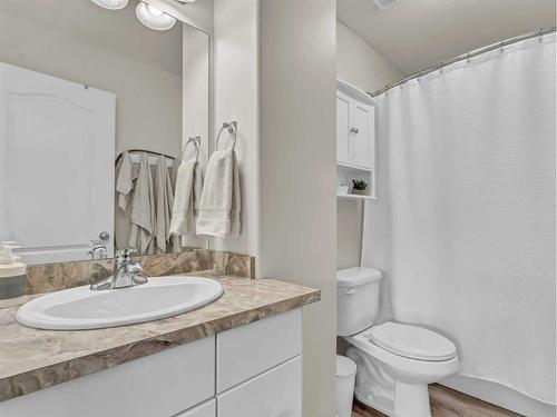 55 Saamis Close Sw, Medicine Hat, AB - Indoor Photo Showing Bathroom