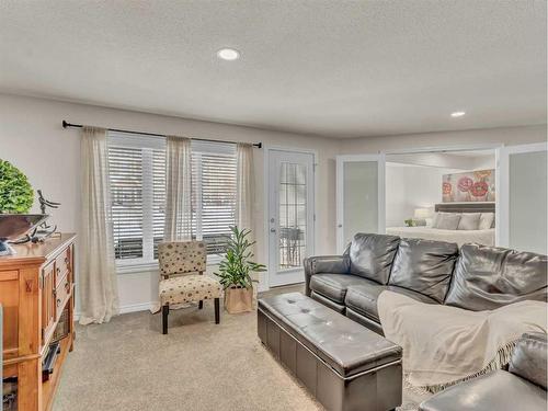 55 Saamis Close Sw, Medicine Hat, AB - Indoor Photo Showing Living Room