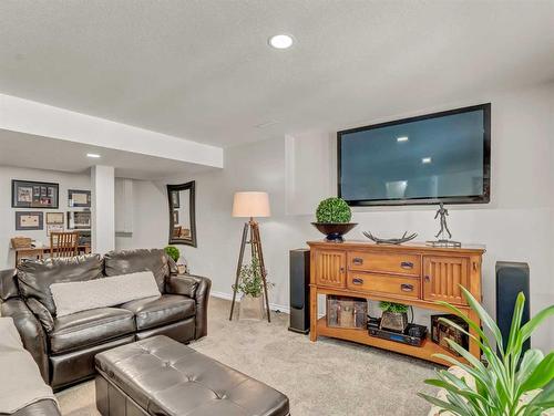 55 Saamis Close Sw, Medicine Hat, AB - Indoor Photo Showing Living Room