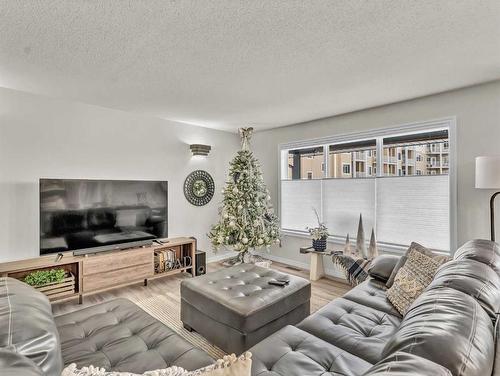 55 Saamis Close Sw, Medicine Hat, AB - Indoor Photo Showing Living Room