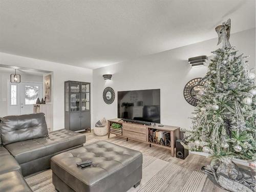 55 Saamis Close Sw, Medicine Hat, AB - Indoor Photo Showing Living Room