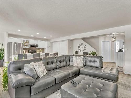 55 Saamis Close Sw, Medicine Hat, AB - Indoor Photo Showing Living Room