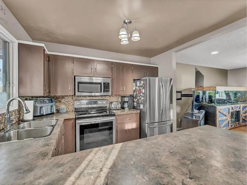 47 Sillak Crescent Se, Medicine Hat, AB - Indoor Photo Showing Kitchen With Double Sink