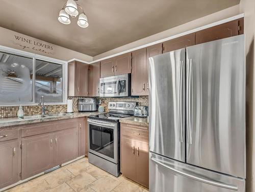 47 Sillak Crescent Se, Medicine Hat, AB - Indoor Photo Showing Kitchen With Double Sink