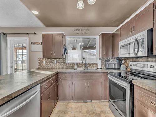 47 Sillak Crescent Se, Medicine Hat, AB - Indoor Photo Showing Kitchen With Double Sink