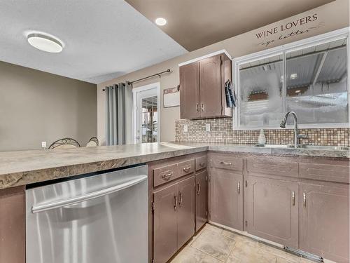 47 Sillak Crescent Se, Medicine Hat, AB - Indoor Photo Showing Kitchen