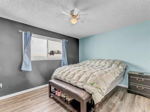 47 Sillak Crescent Se, Medicine Hat, AB - Indoor Photo Showing Bedroom