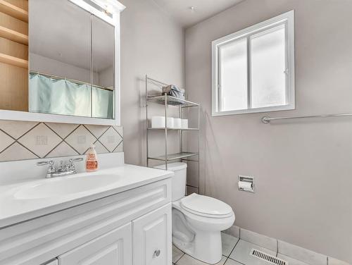 47 Sillak Crescent Se, Medicine Hat, AB - Indoor Photo Showing Bathroom