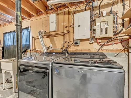 47 Sillak Crescent Se, Medicine Hat, AB - Indoor Photo Showing Laundry Room