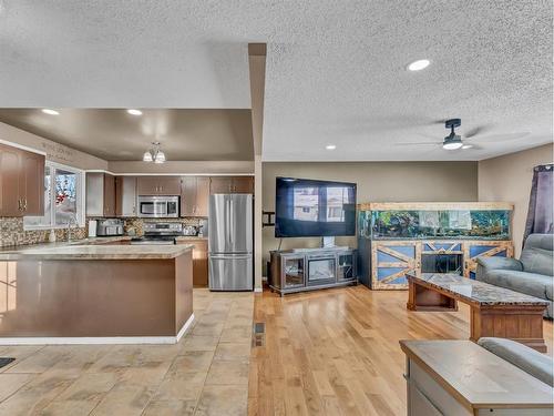 47 Sillak Crescent Se, Medicine Hat, AB - Indoor Photo Showing Kitchen