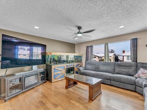 47 Sillak Crescent Se, Medicine Hat, AB - Indoor Photo Showing Living Room