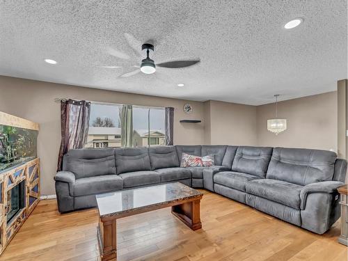 47 Sillak Crescent Se, Medicine Hat, AB - Indoor Photo Showing Living Room