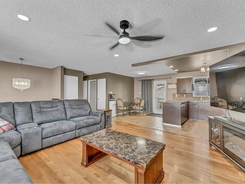 47 Sillak Crescent Se, Medicine Hat, AB - Indoor Photo Showing Living Room