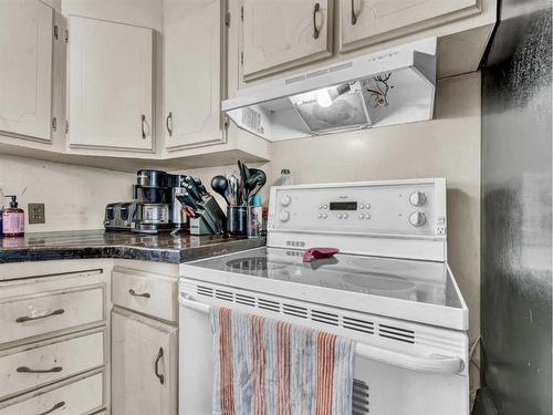 327 1 Street Ne, Redcliff, AB - Indoor Photo Showing Kitchen