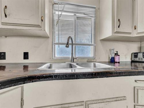 327 1 Street Ne, Redcliff, AB - Indoor Photo Showing Kitchen With Double Sink