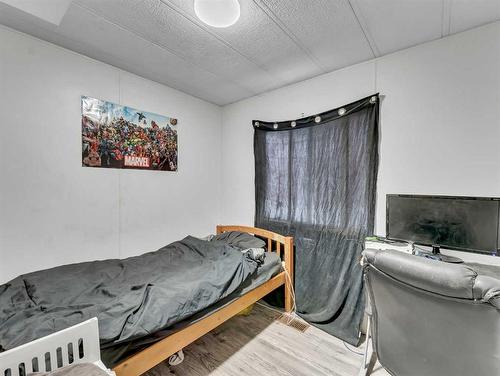 327 1 Street Ne, Redcliff, AB - Indoor Photo Showing Bedroom