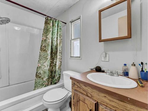 327 1 Street Ne, Redcliff, AB - Indoor Photo Showing Bathroom