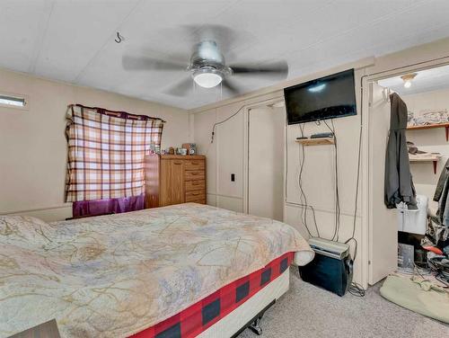 327 1 Street Ne, Redcliff, AB - Indoor Photo Showing Bedroom