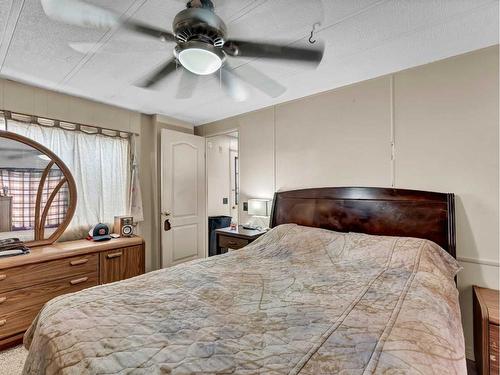 327 1 Street Ne, Redcliff, AB - Indoor Photo Showing Bedroom