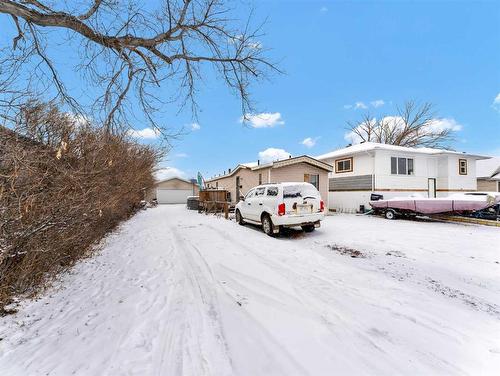 327 1 Street Ne, Redcliff, AB - Outdoor